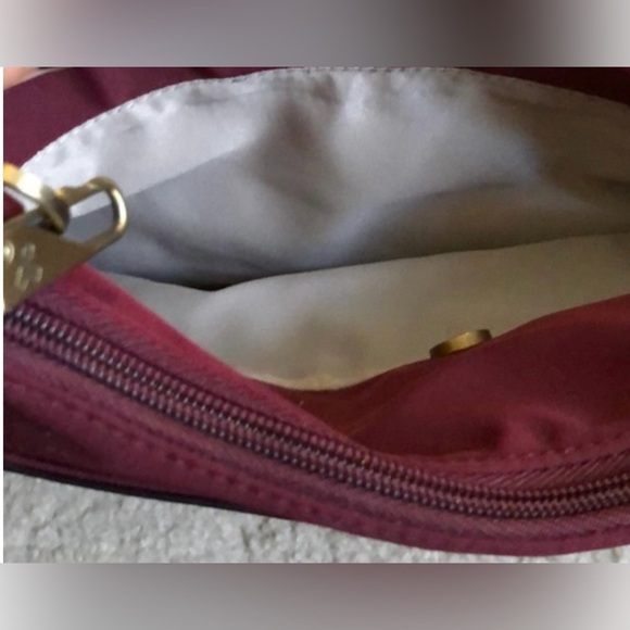 Travelon Women's crossbody bag purse Burgundy Red nylon zip excellent condition - Picture 3 of 9